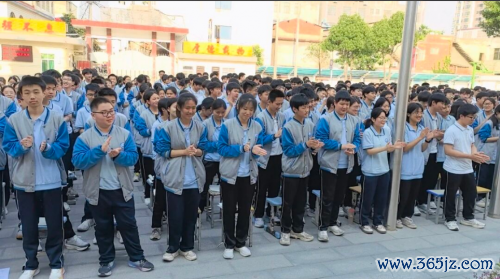 聚焦当下释蹙悚 轻装逐梦赴中考—吉易和家庭解释首席各人朱其荣为初三学子注入考前能量