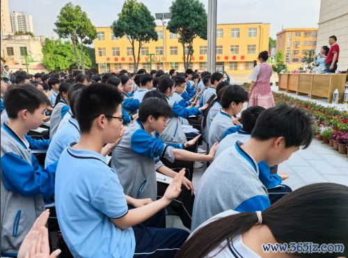 聚焦当下释蹙悚 轻装逐梦赴中考—吉易和家庭解释首席各人朱其荣为初三学子注入考前能量
